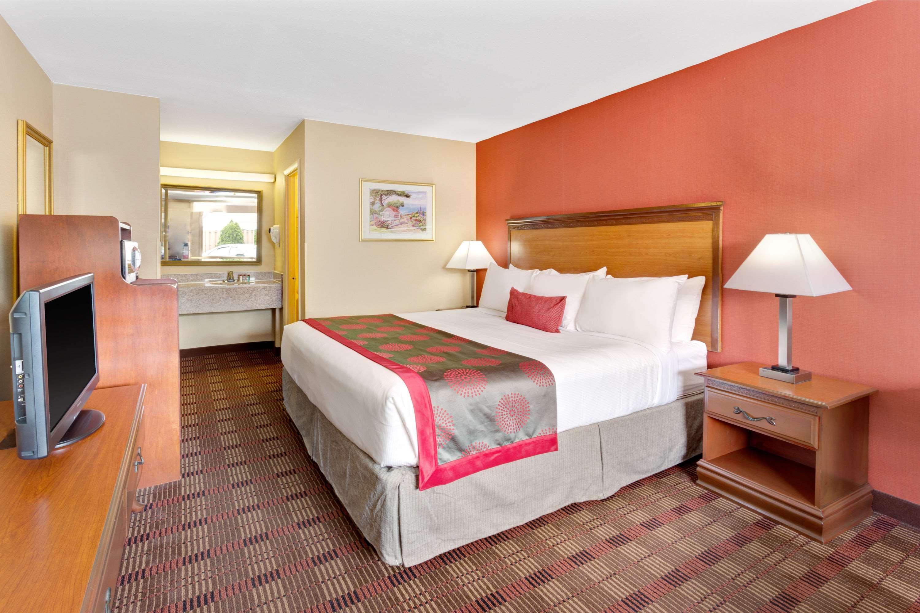Ramada By Wyndham Baltimore West Exterior photo