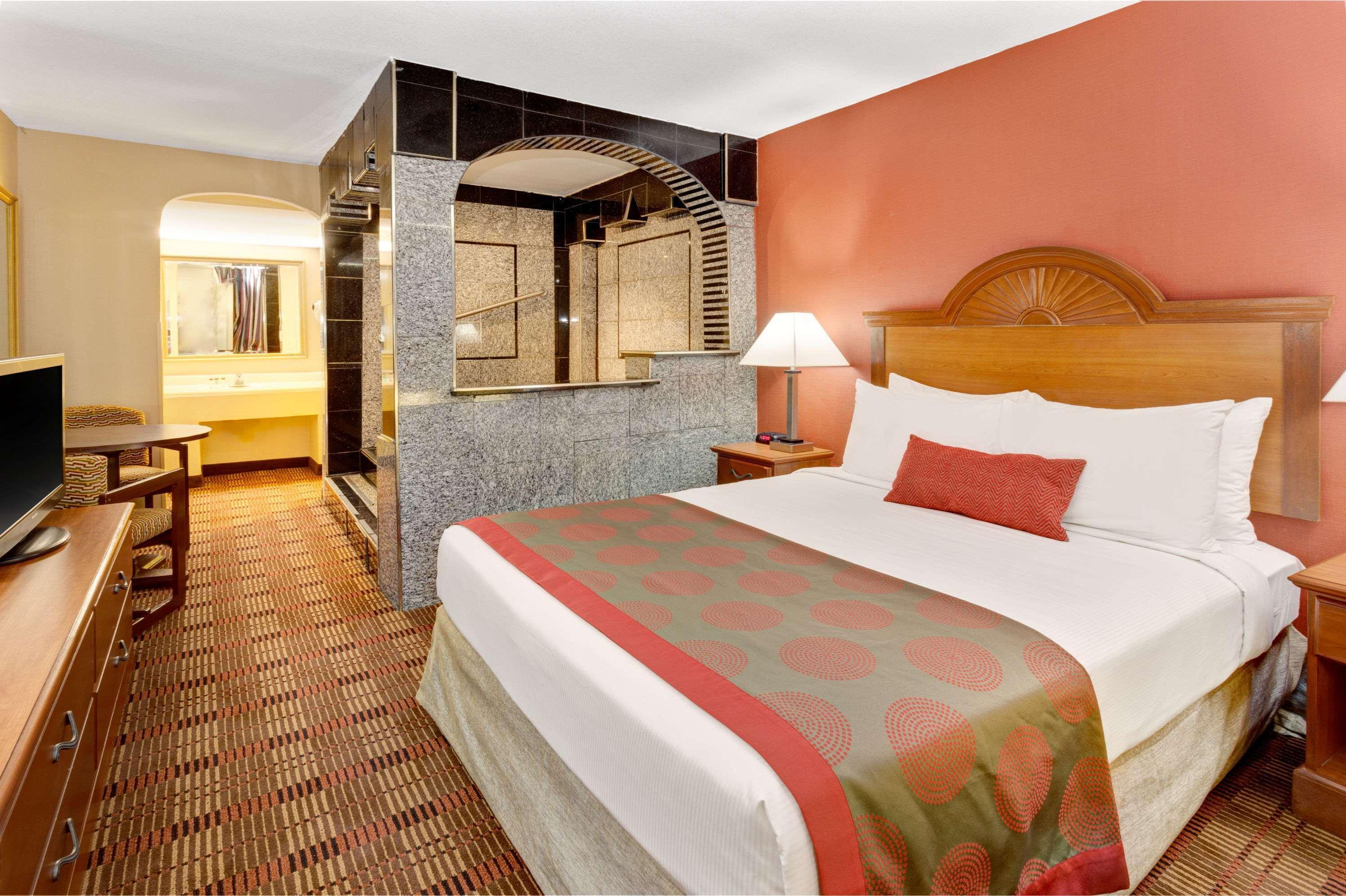 Ramada By Wyndham Baltimore West Exterior photo